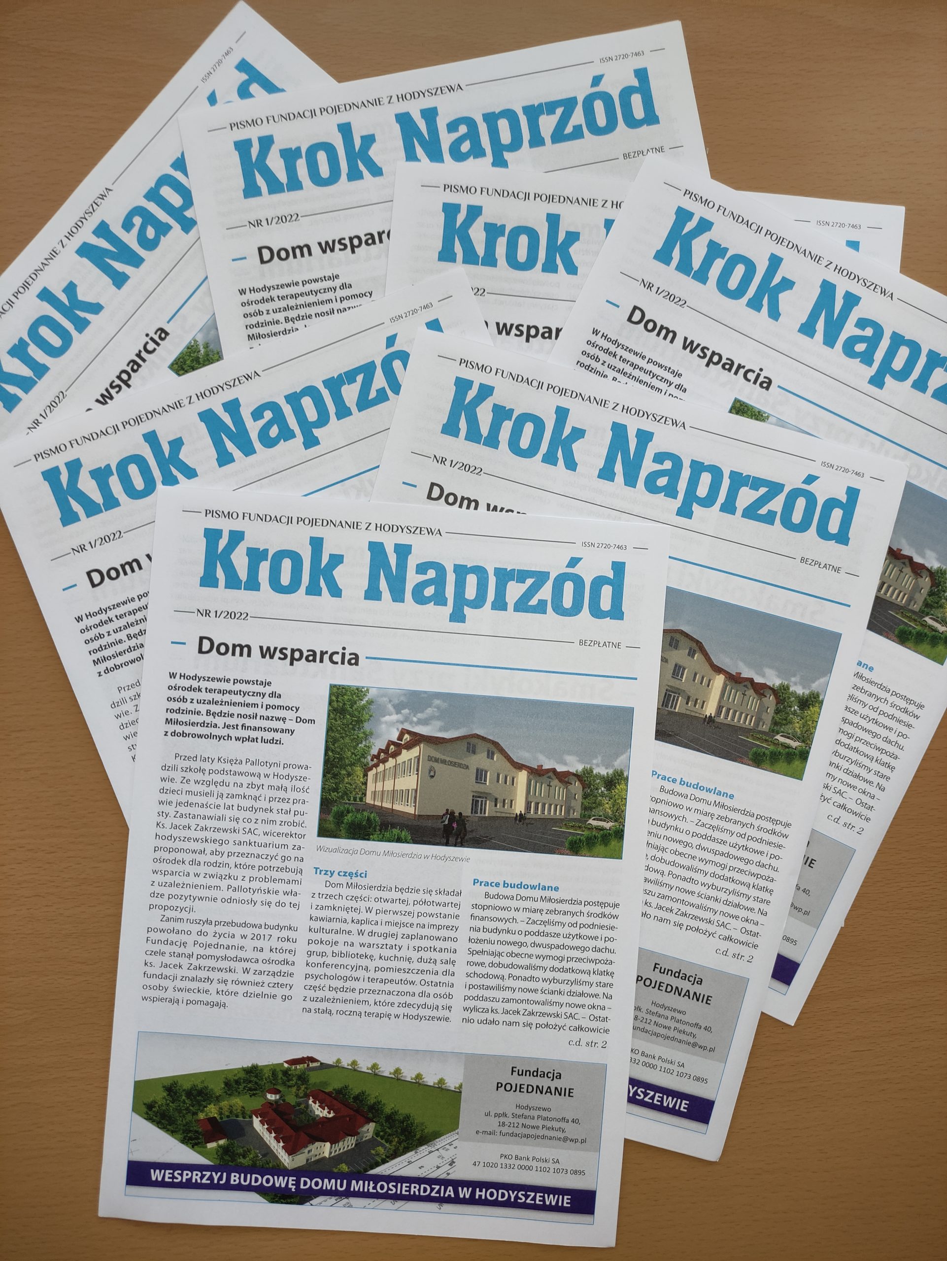 Egzemplarze pierwszego numeru pisma Fundacji Pojednanie „Krok Naprzód” rozłożone na stole.