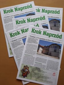 Plakaty z tekstem i zdjęciem „Krok Naprzód” oraz ilustracją przedstawiającą narzędzia. Wydawca to Fundacja Pojednanie.