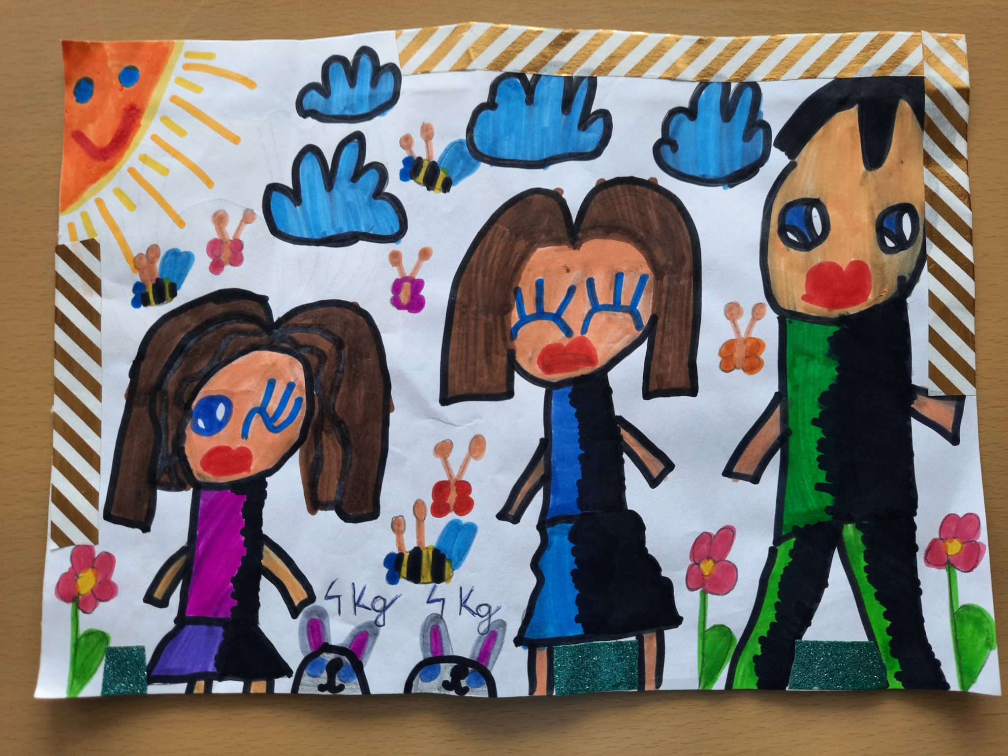 Rysunek przedstawiający trzy sylwetki osób, z napisem „4 Kg” i „5 Kg”. Ilustracja powstała w ramach konkursu plastycznego organizowanego przez Fundację Pojednanie. Wyróżnienia miały być przyznawane za prace na temat rodziny.