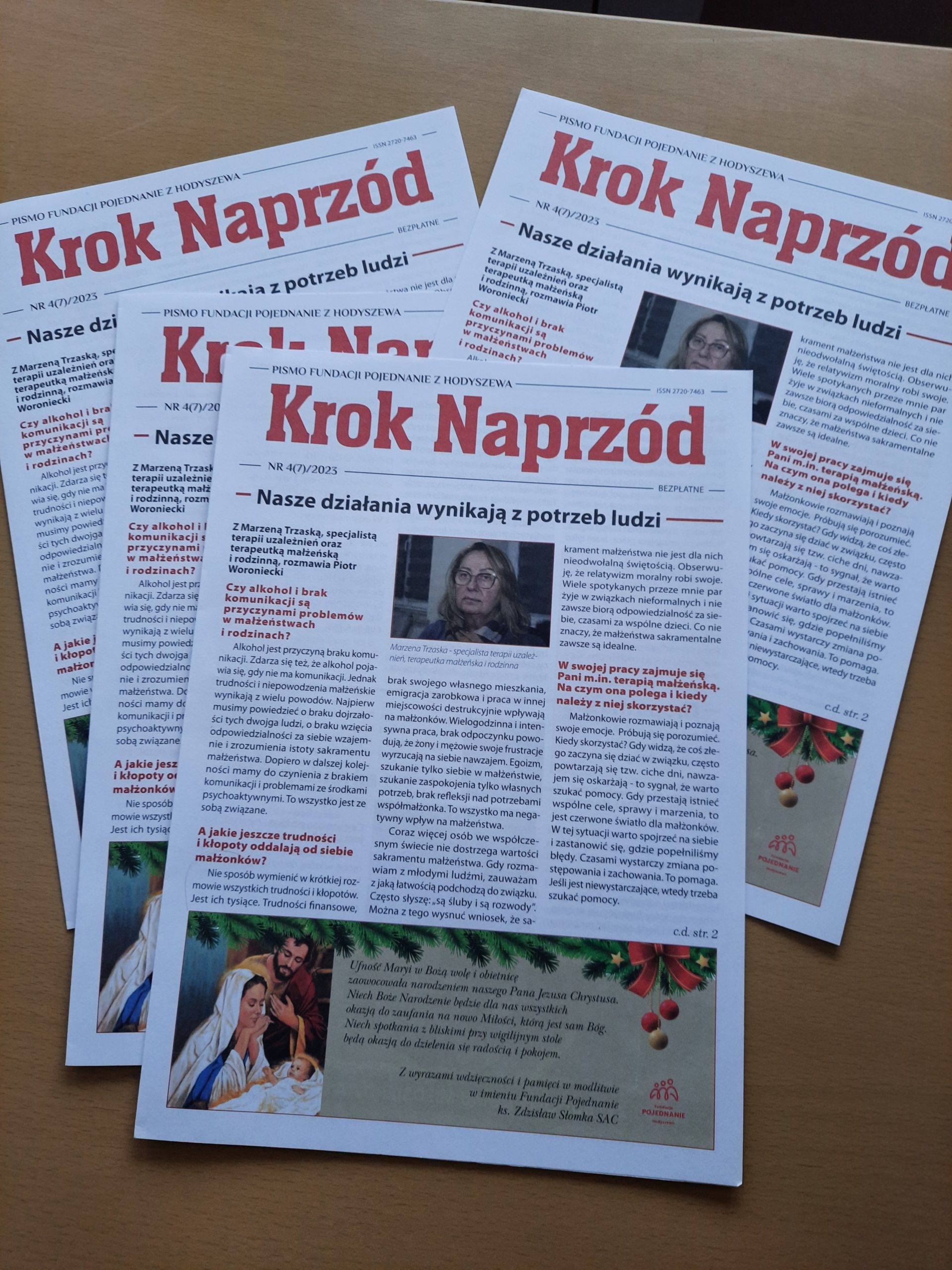 Kilka egzemplarzy numeru 4(7)/2023 pisma Fundacji Pojednanie „Krok Naprzód” ułożonych na stole.
