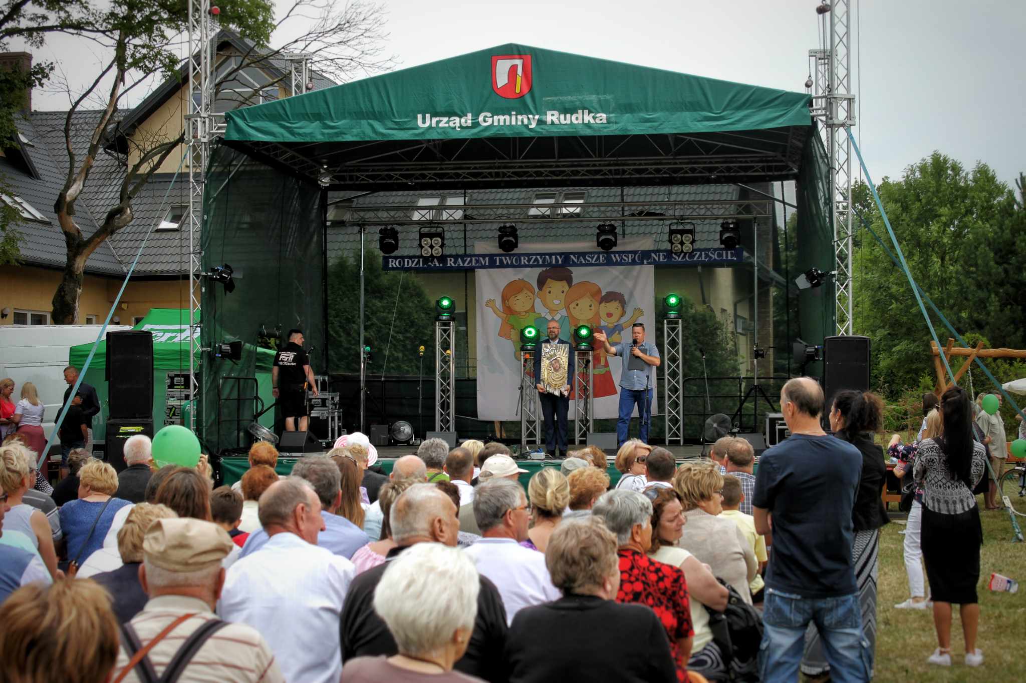 Publiczność przed sceną podczas V Dnia Rodziny w Hodyszewie.