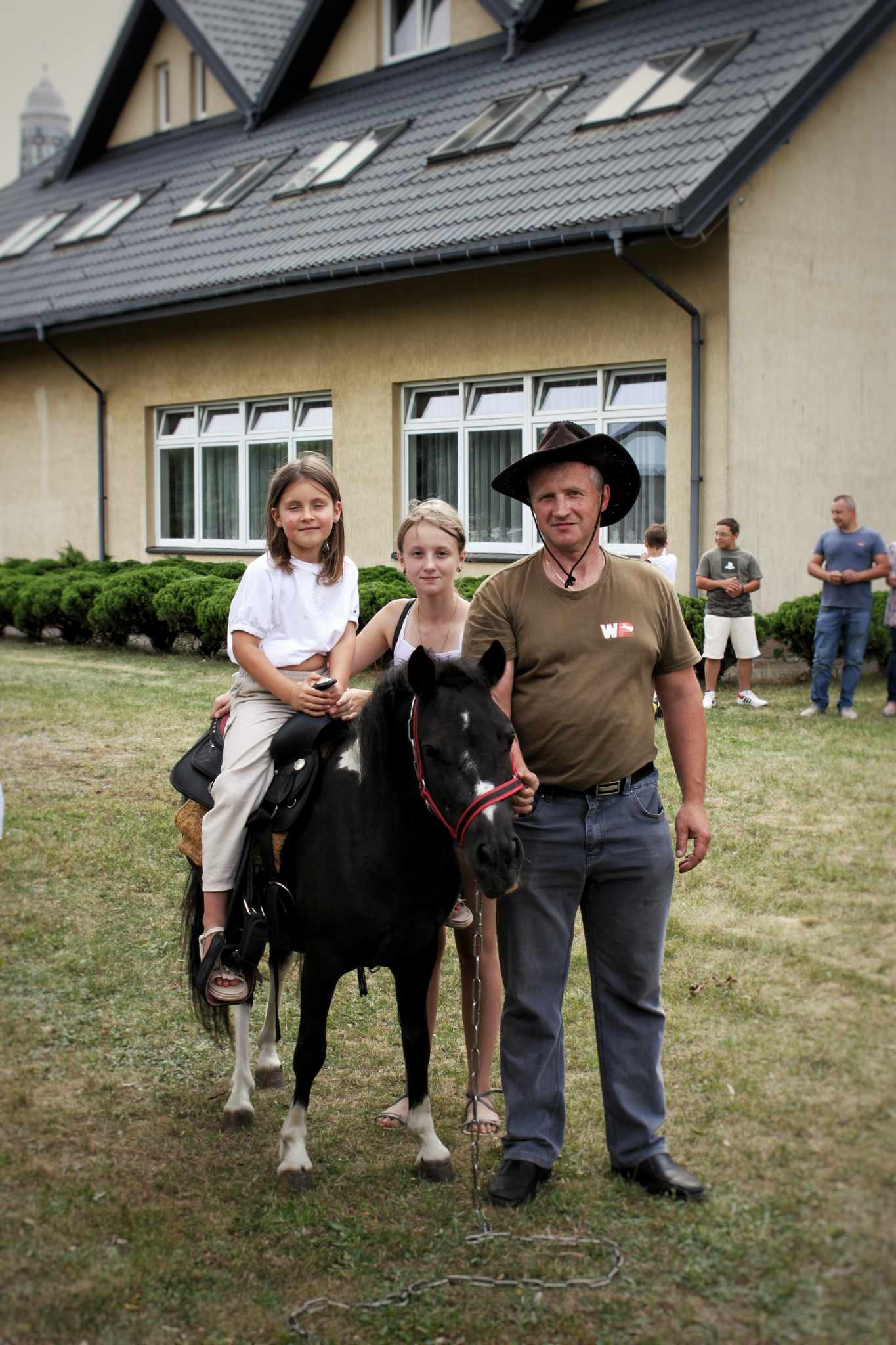 Zdjęcie przedstawia rodzinę na koniu podczas wydarzenia Dnia Rodziny.