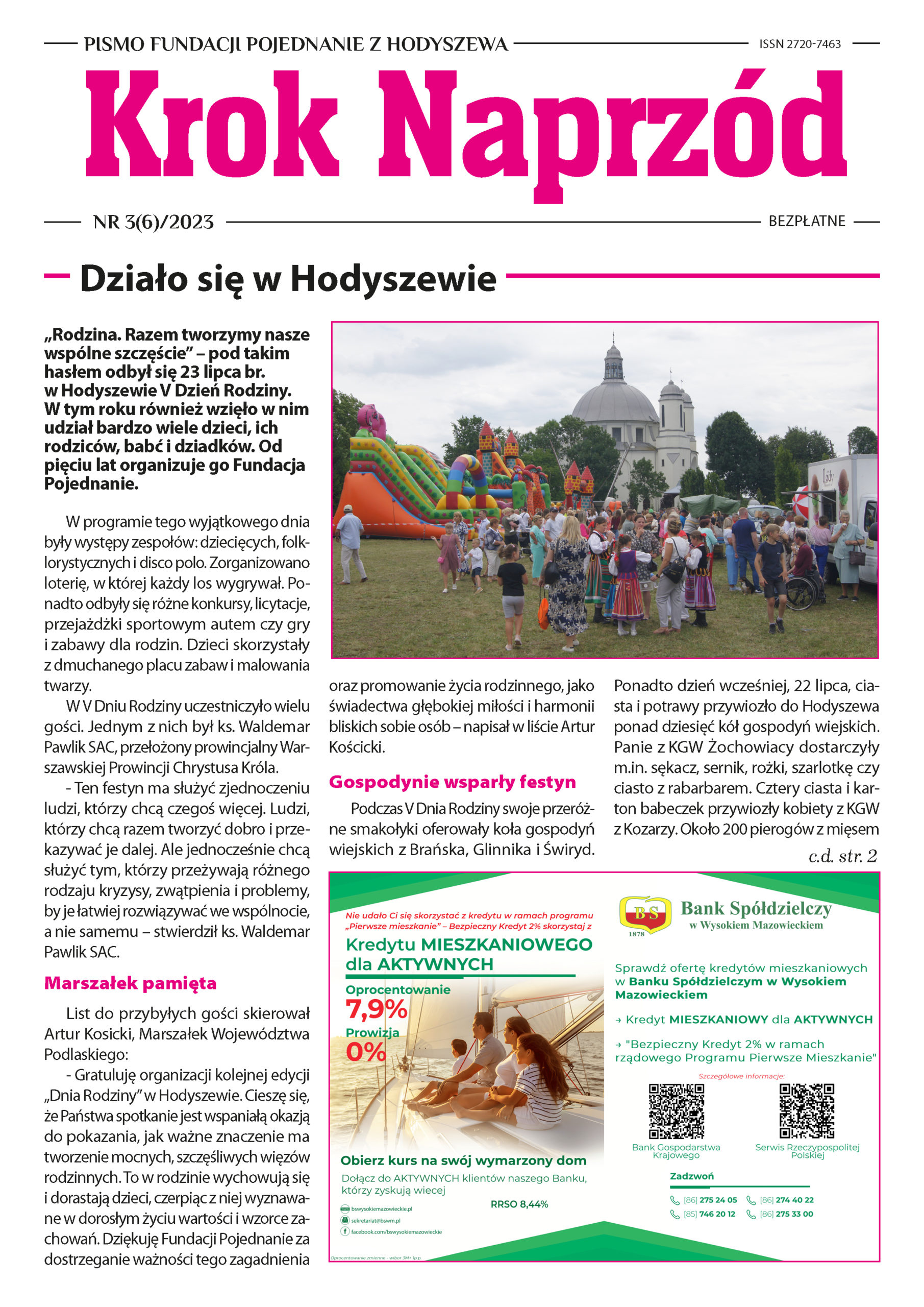 Zdjęcie przedstawia festyn w Hodszejwie, na którym uczestniczy tłum ludzi, głównie dzieci. W tle znajduje się plac zabaw i kościół.
