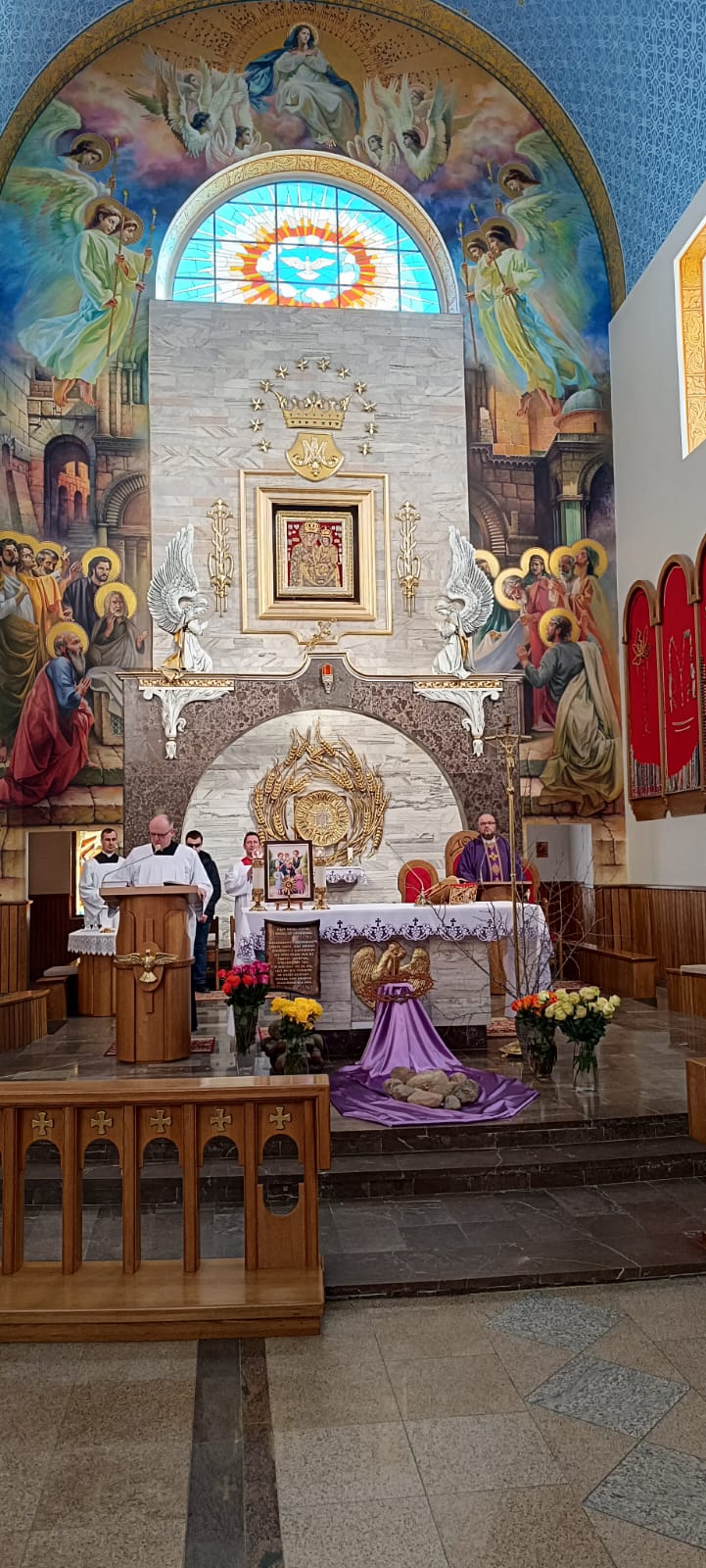 Msza Święta w sanktuarium w Hodyszewie podczas spotkania „Fenomen Kobiety”; kapłan przy ołtarzu i lektor przy ambonie.