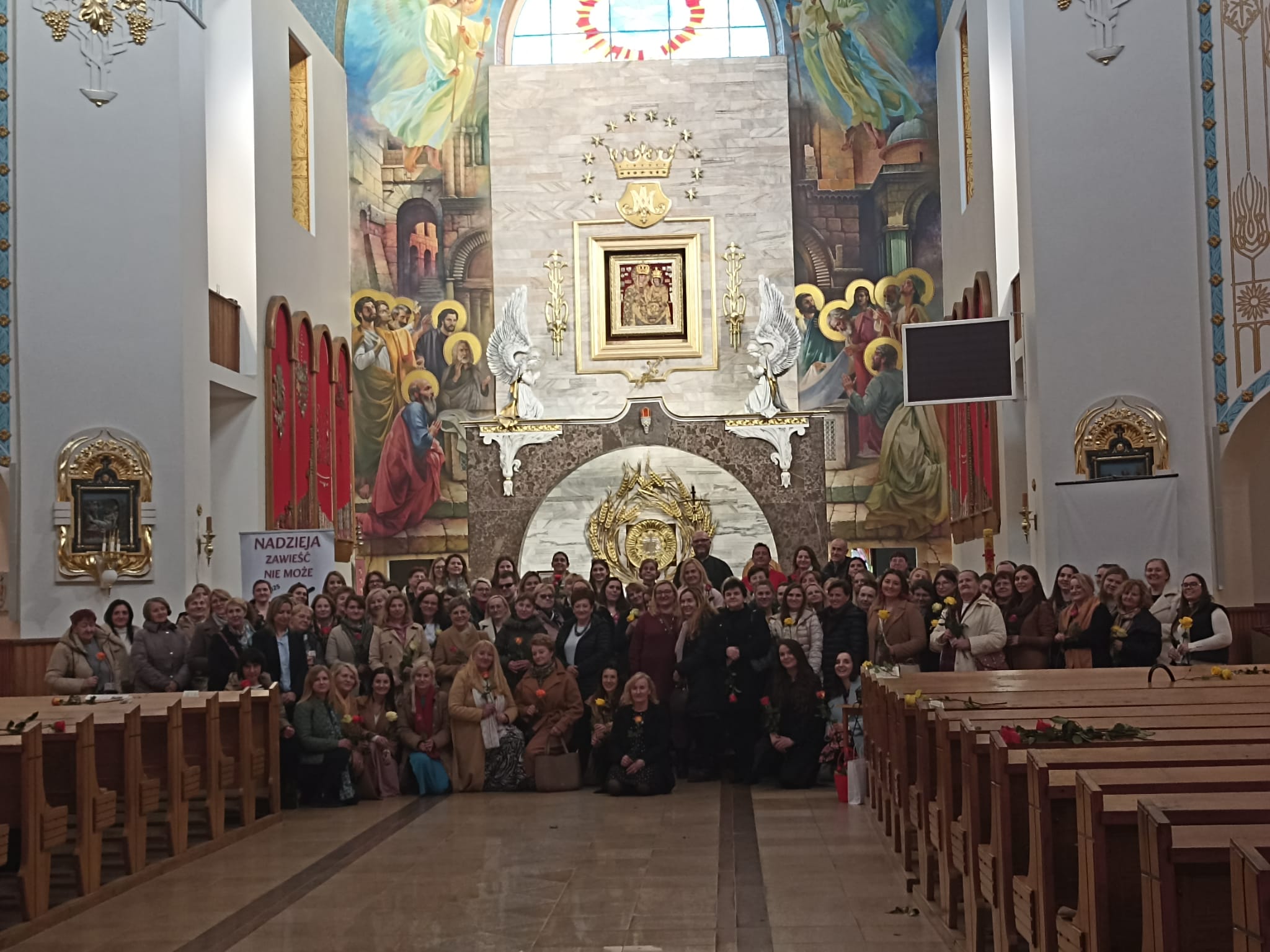 Uczestniczki i uczestnicy spotkania w Sanktuarium Matki Bożej Pojednania w Hodyszewie